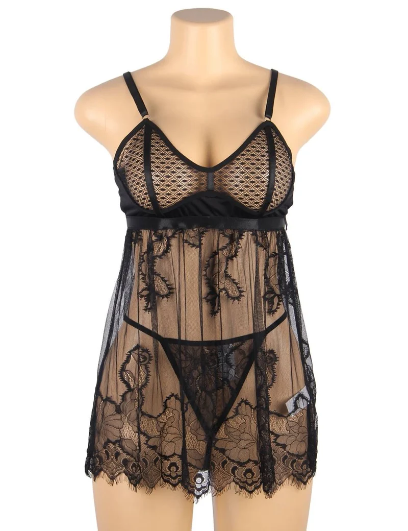Schwarzes Babydoll-Set aus diamantfarbenem Netzgewebe mit Strumpfhaltern, Wimpernspitzensaum und passendem String.