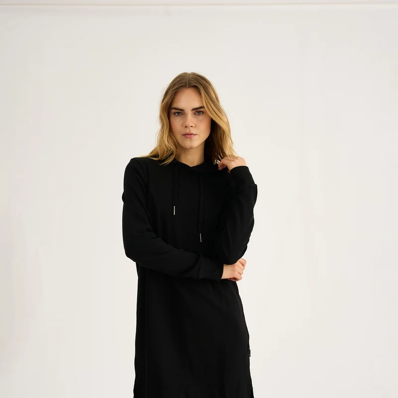 Schwarzes Kapuzenkleid aus Bambus