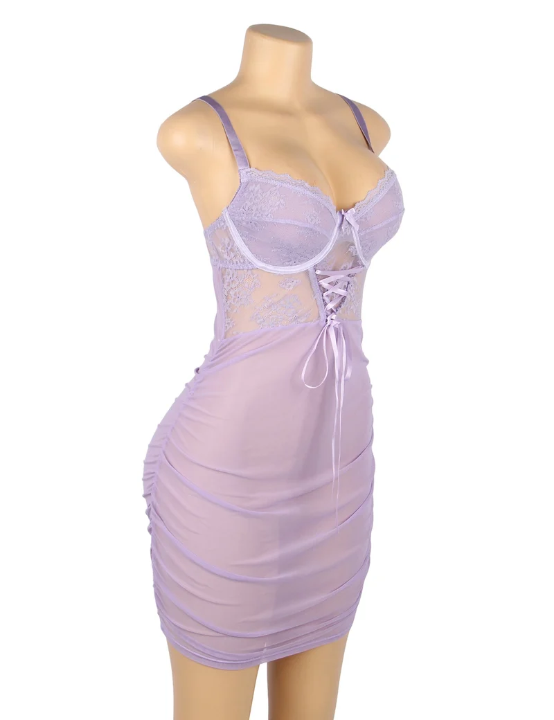 Lila Babydoll aus Mesh und Spitze mit Bügeln, gekreuzten Trägern vorne, herzförmiger Schleife und verstellbarem Rückenverschluss
