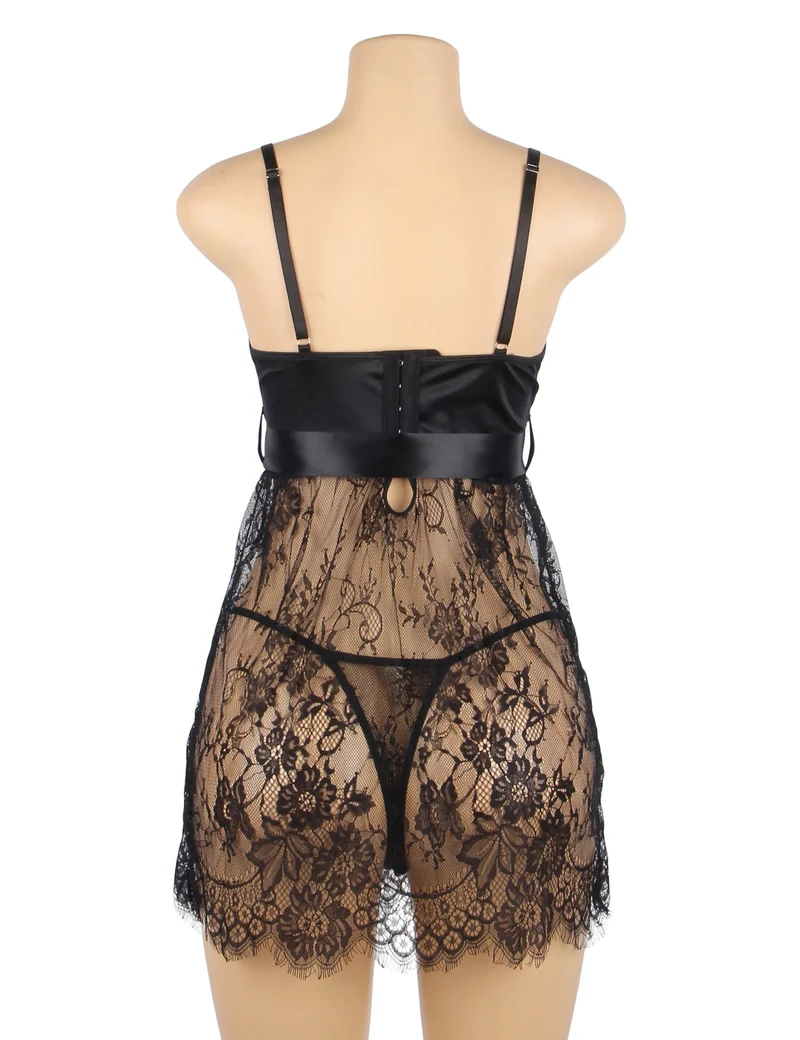 Schwarzes Babydoll aus Wimpernspitze mit gepolsterten Cups, Wellensaum, Schleife unter der Brust und T-Rücken-Set