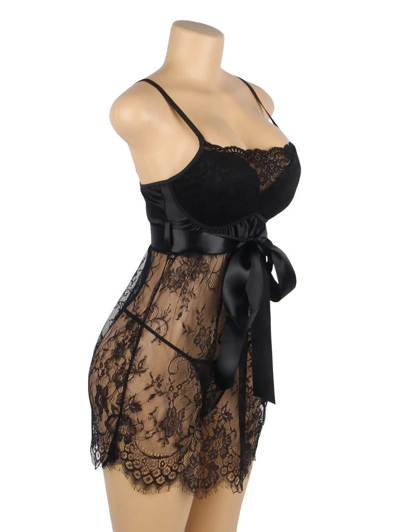 Schwarzes Babydoll aus Wimpernspitze mit gepolsterten Cups, Wellensaum, Schleife unter der Brust und T-Rücken-Set