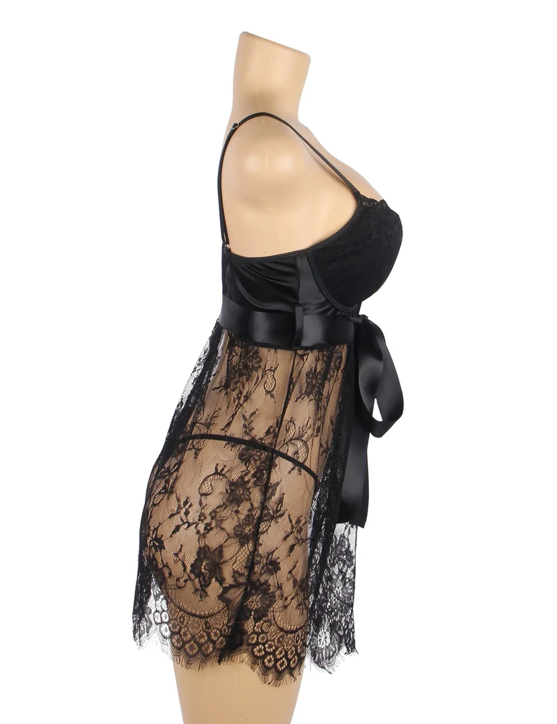 Schwarzes Babydoll aus Wimpernspitze mit gepolsterten Cups, Wellensaum, Schleife unter der Brust und T-Rücken-Set
