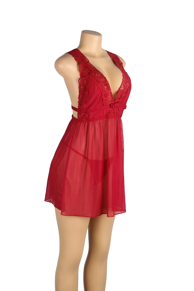 Burgunderrotes Babydoll aus Mesh mit tiefem V-Ausschnitt, Spitzenbesatz, offenem Rücken und passendem String-Set