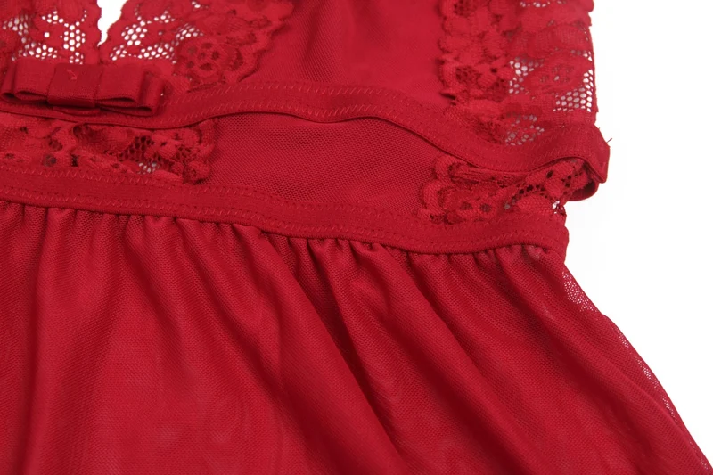 Burgunderrotes Babydoll aus Mesh mit tiefem V-Ausschnitt, Spitzenbesatz, offenem Rücken und passendem String-Set