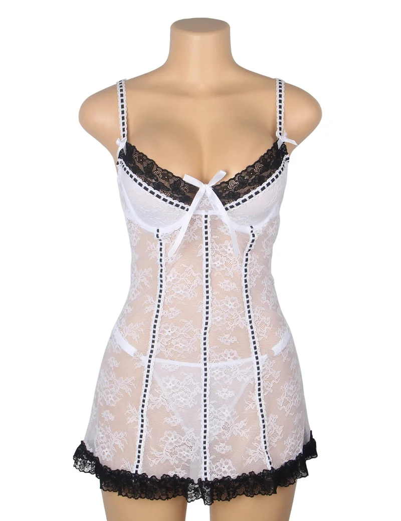 Weißes Babydoll aus Spitze mit Rüschensaum, Bügel-BH, hohlem Rückenausschnitt und Schleife sowie passendes Spitzen-T-Hose-Set