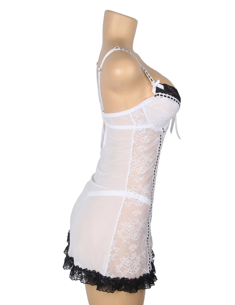 Weißes Babydoll aus Spitze mit Rüschensaum, Bügel-BH, hohlem Rückenausschnitt und Schleife sowie passendes Spitzen-T-Hose-Set