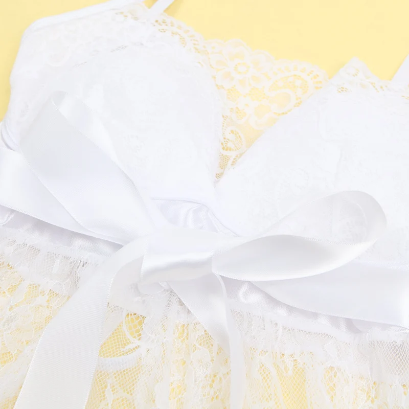 Weißes Babydoll aus Wimpernspitze mit gepolsterten Cups, Wellensaum, Schleife unter der Brust und T-Rücken-Set