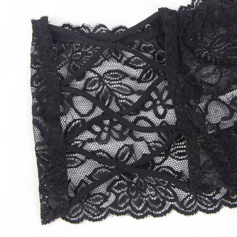 Schwarzer, hochgeschnittener Slip mit floraler Spitze und Trägern – gekreuzte Gummibänder, V-Ausschnitt und gepolsterter Zwickel