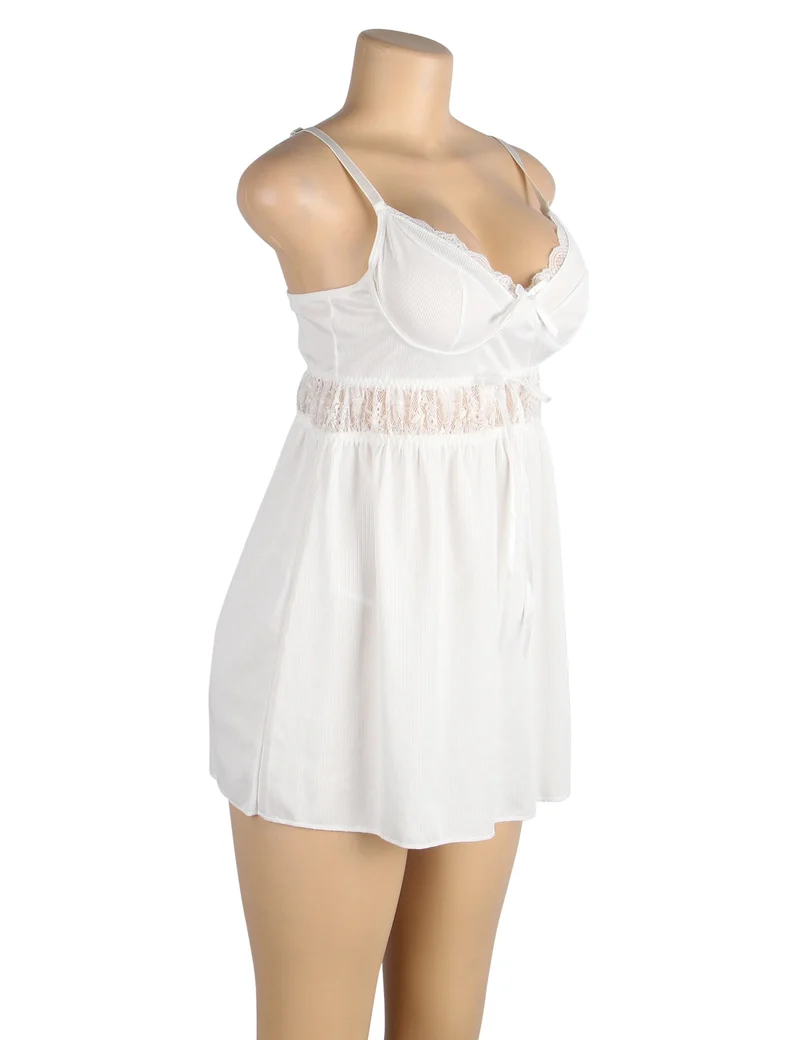 Weißes, geripptes Babydoll aus Stoff mit V-Ausschnitt, Trägern, Spitzenbesatz an Cups und Unterbrust, Schleife und passendem String-Tanga.