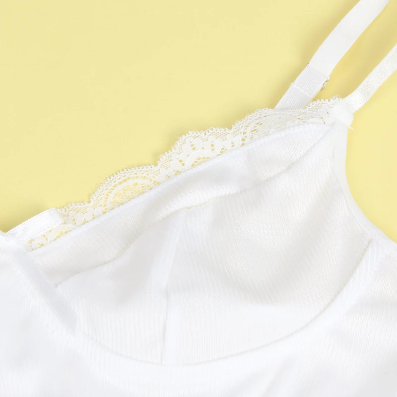 Weißes, geripptes Babydoll aus Stoff mit V-Ausschnitt, Trägern, Spitzenbesatz an Cups und Unterbrust, Schleife und passendem String-Tanga.