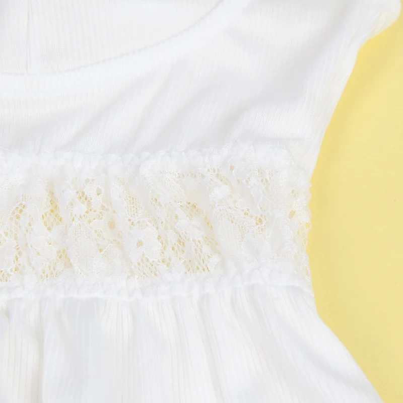 Weißes, geripptes Babydoll aus Stoff mit V-Ausschnitt, Trägern, Spitzenbesatz an Cups und Unterbrust, Schleife und passendem String-Tanga.