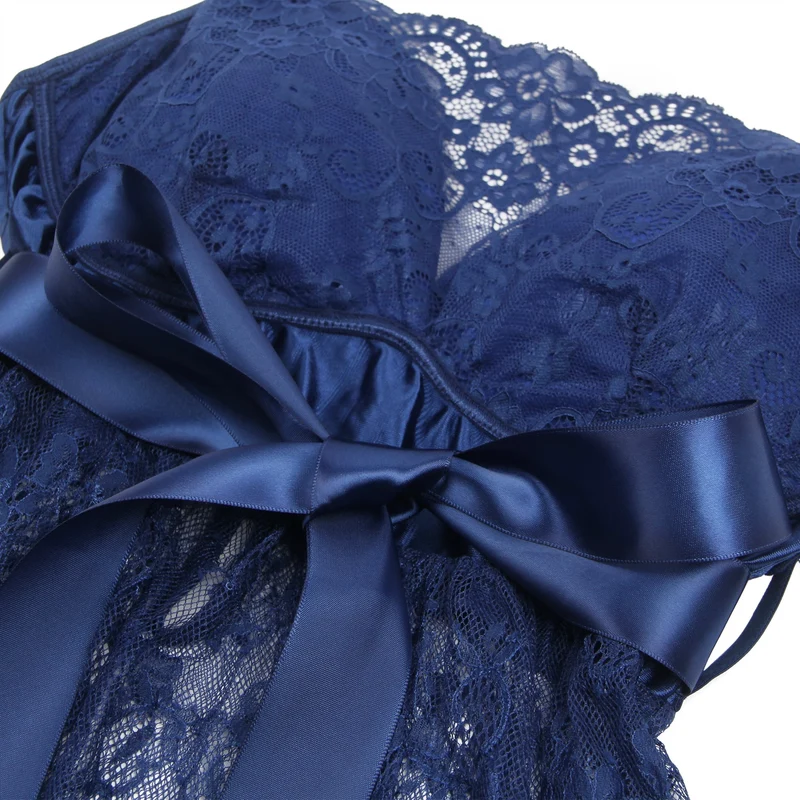 Babydoll-Set aus blauer Wimpernspitze mit gepolsterten Cups, Wellensaum, Schleife unter der Brust und T-Rücken.