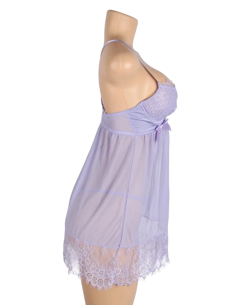 Lila Babydoll aus Netzstoff mit Bügeln und Polsterung, gekreuztem Rückenausschnitt, Wimpernspitze an Brust und Saum, Schleife am Dekolleté und passendem Höschen.