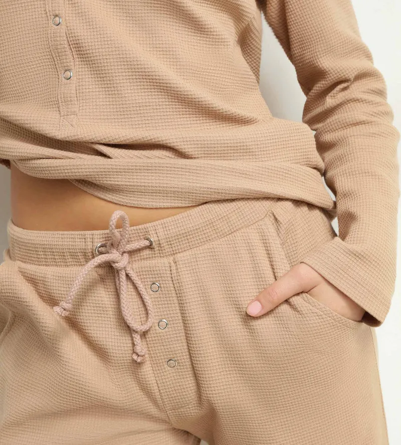 Damen-Pyjama-Set mit V-Ausschnitt aus Jersey in Taupe von Dim Cosy Time