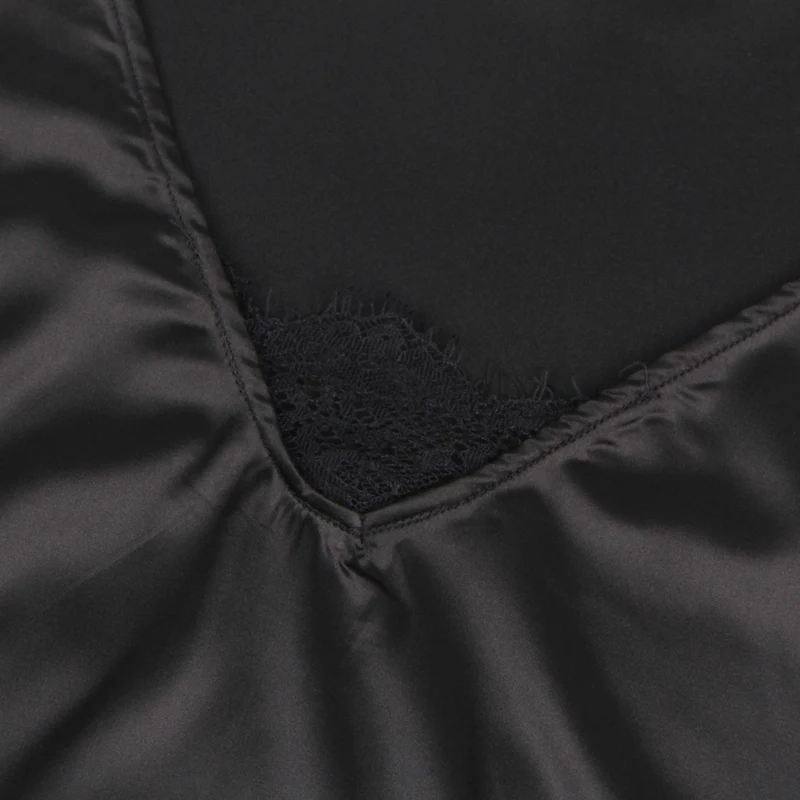 Schwarzes Babydoll mit tiefem V-Ausschnitt, Brustpartie aus Wimpernspitze, gekreuztem, offenem Rückenausschnitt und verstellbaren Trägern