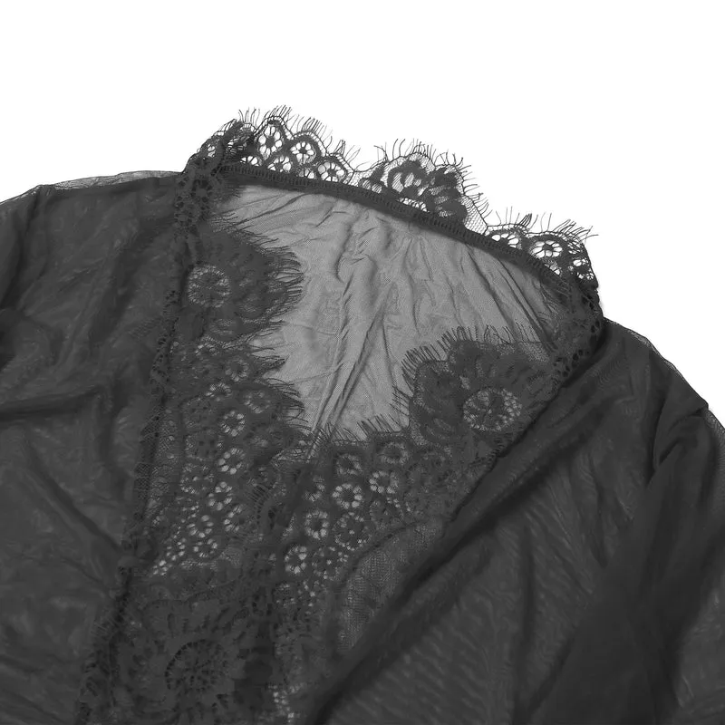 Schwarzer, vorne offener, langer Morgenmantel aus Netzstoff mit Wimpernspitze an Brust, Taille und Saum sowie verstellbarem Taillenbund