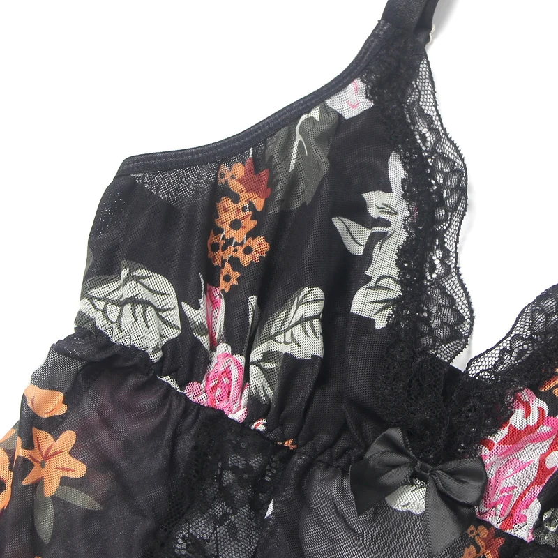Langes Nachthemd aus floral bedrucktem Mesh und Spitze mit gefüttertem Oberteil, hohem Schlitz vorne, offenem Rücken und T-Rücken-Set