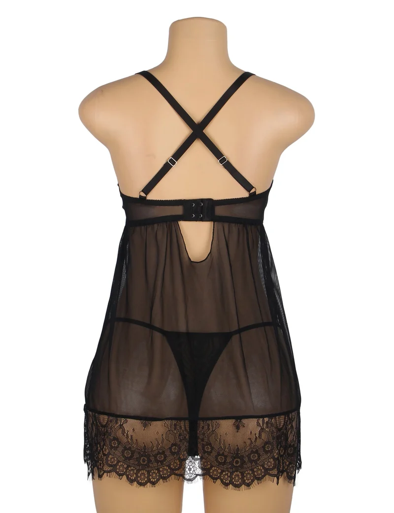 Schwarzes Babydoll aus Netzstoff mit Bügeln und Polsterung, gekreuztem Rückenausschnitt, Wimpernspitze an Brust und Saum, Schleife am Dekolleté und passendem Höschen.