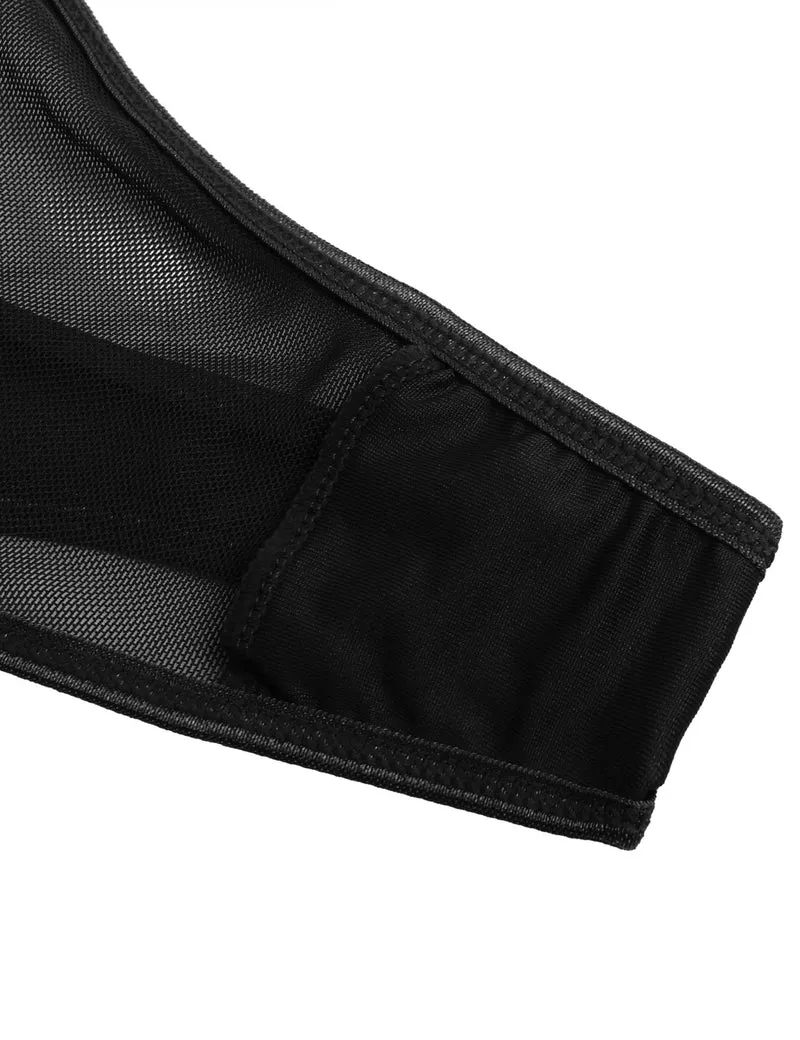 Schwarzes Babydoll aus Netzstoff mit Bügeln und Polsterung, gekreuztem Rückenausschnitt, Wimpernspitze an Brust und Saum, Schleife am Dekolleté und passendem Höschen.
