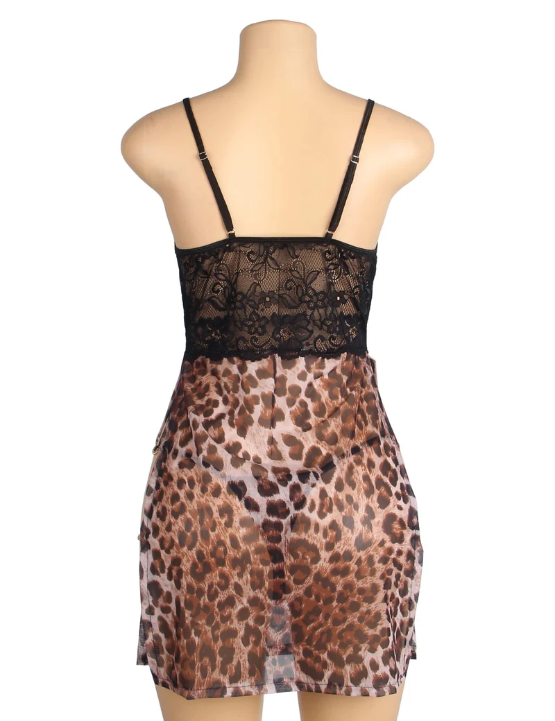 Babydoll mit Leopardenmuster aus Mesh und Spitze, tiefem V-Ausschnitt, doppeltem hohem Schlitz, Metallketten-Detail und passendem String-Set