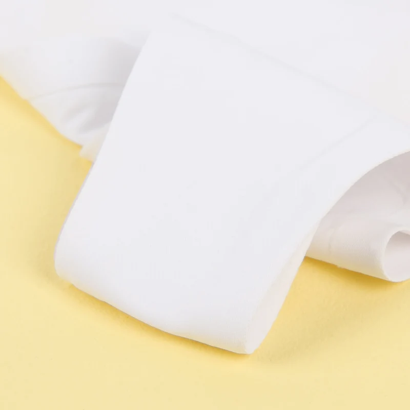 Weißer, nahtloser Slip aus Nylon-Bademodenstoff mit Zierring, Baumwollpolsterung und geklebtem Saum