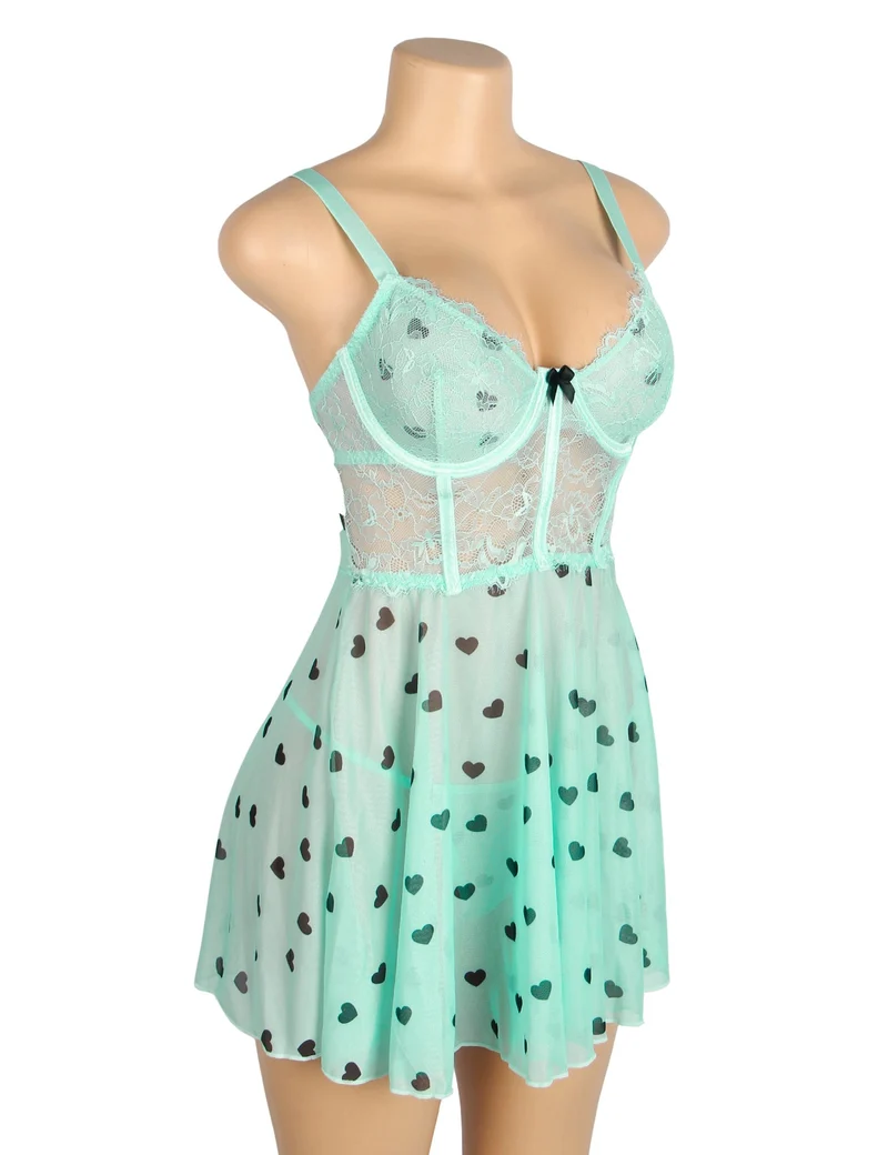 Babydoll-Set aus hellgrünem Herzmuster-Spitzenmesh mit Wimpernspitzenbesatz am Brustbereich, Schleifenakzent und passendem T-Shirt.
