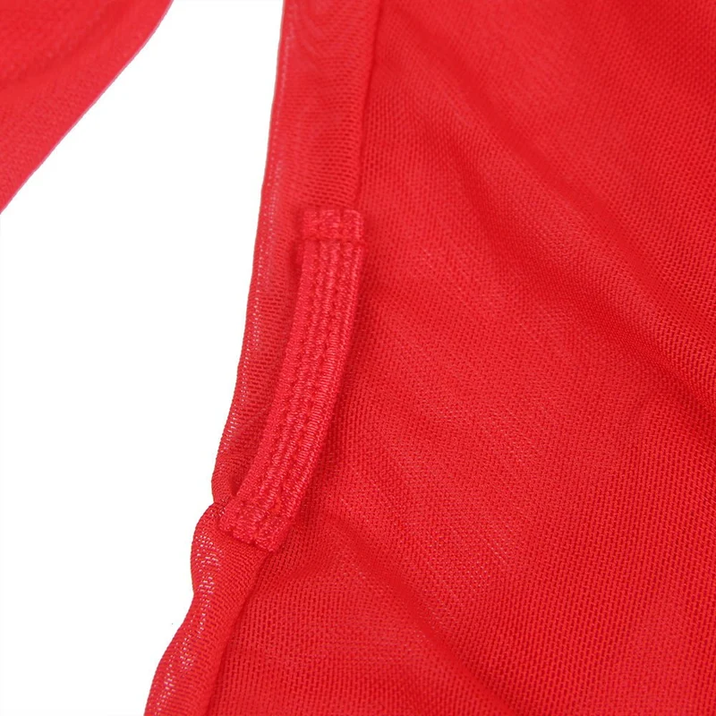 Roter, offener Morgenmantel aus Netzstoff mit Glockenärmeln, Spitzenbesatz an Ärmelbündchen, Vorderseite und Saum, Kunstseidengürtel und passendem String-Set