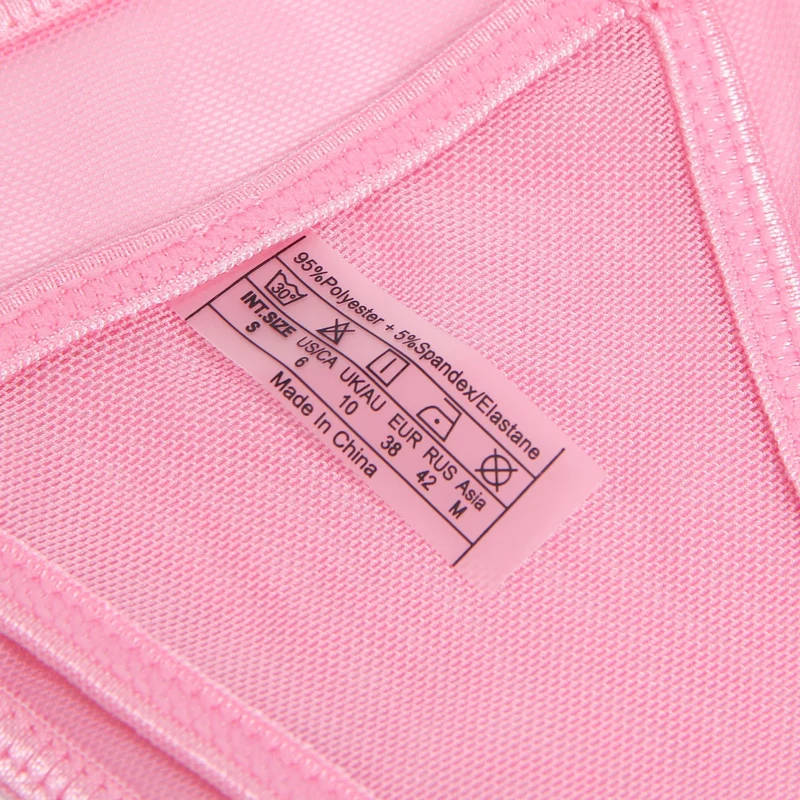 Rosa Babydoll aus Netzstoff mit 3D-Blumenstickerei, Schleifenverzierung, Rüschensaum, formgebendem Oberteil und passendem Höschen.