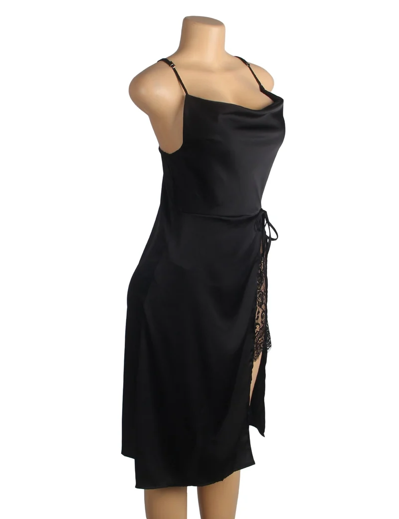 Schwarzes, elastisches Satin-Camisole-Kleid mit drapiertem Ausschnitt, verdecktem Reißverschluss, offenem Rücken und hohem, spitzenbesetztem Schlitz.