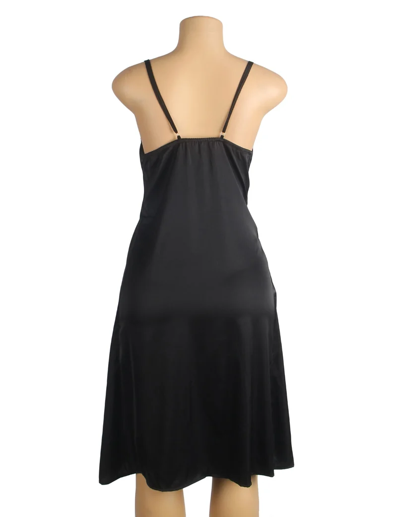 Schwarzes, elastisches Satin-Camisole-Kleid mit drapiertem Ausschnitt, verdecktem Reißverschluss, offenem Rücken und hohem, spitzenbesetztem Schlitz.