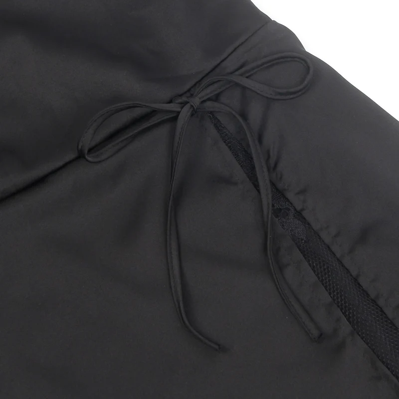 Schwarzes, elastisches Satin-Camisole-Kleid mit drapiertem Ausschnitt, verdecktem Reißverschluss, offenem Rücken und hohem, spitzenbesetztem Schlitz.