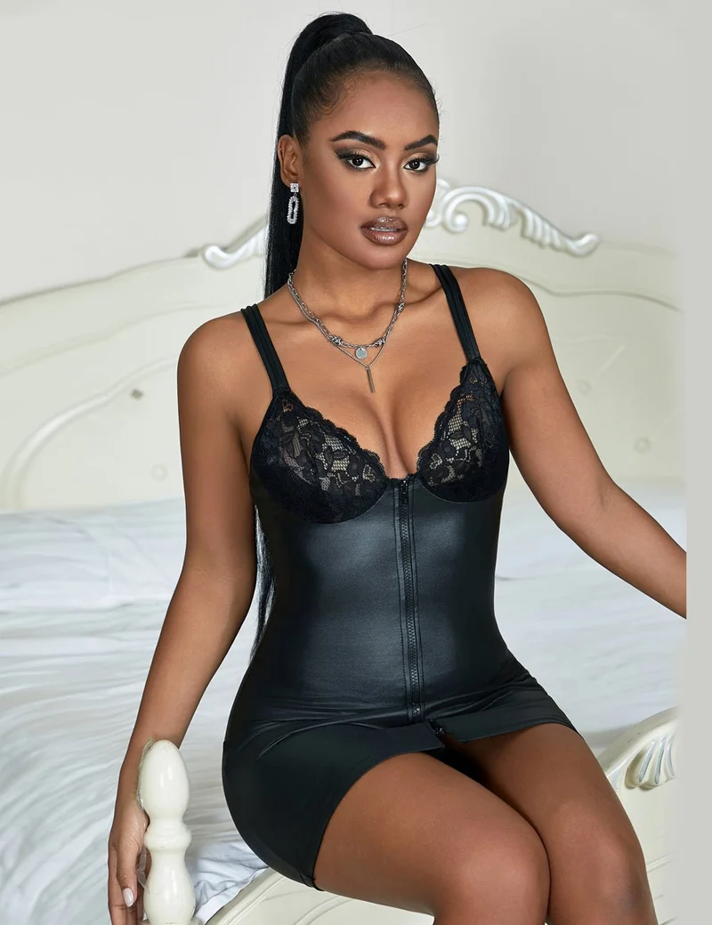Schwarzes Minikleid aus PU-Leder mit Spitzeneinsatz im Brustbereich, Reißverschluss vorne und breiten, verstellbaren Trägern