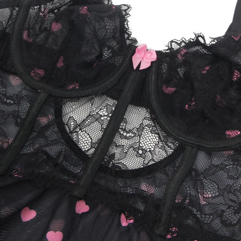 Schwarzes Babydoll aus Spitze mit Herzmuster, Wimpernspitzenbesatz am Brustbereich, Schleifenakzent und passendem T-Shirt-Set