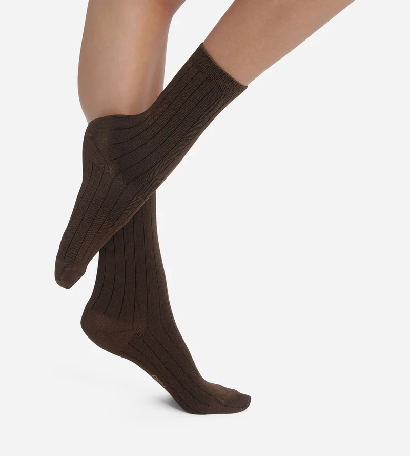 Gerippte Damensocken aus satinierter Baumwolle in Braun von Dim Mode