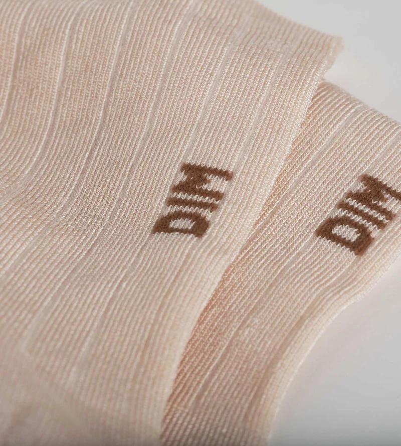 Gerippte Damensocken aus satinierter Baumwolle in Elfenbein von Dim Mode
