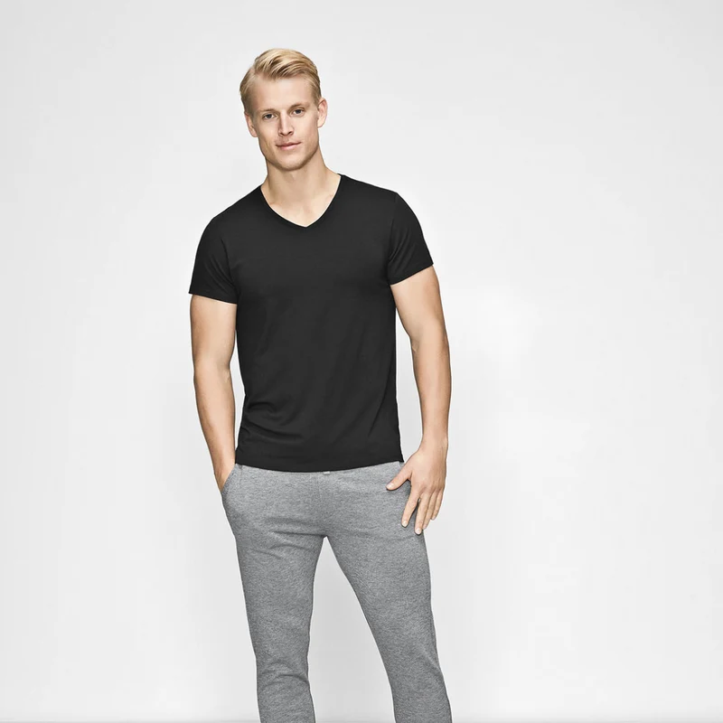 Schwarzes Bambus-T-Shirt mit V-Ausschnitt
