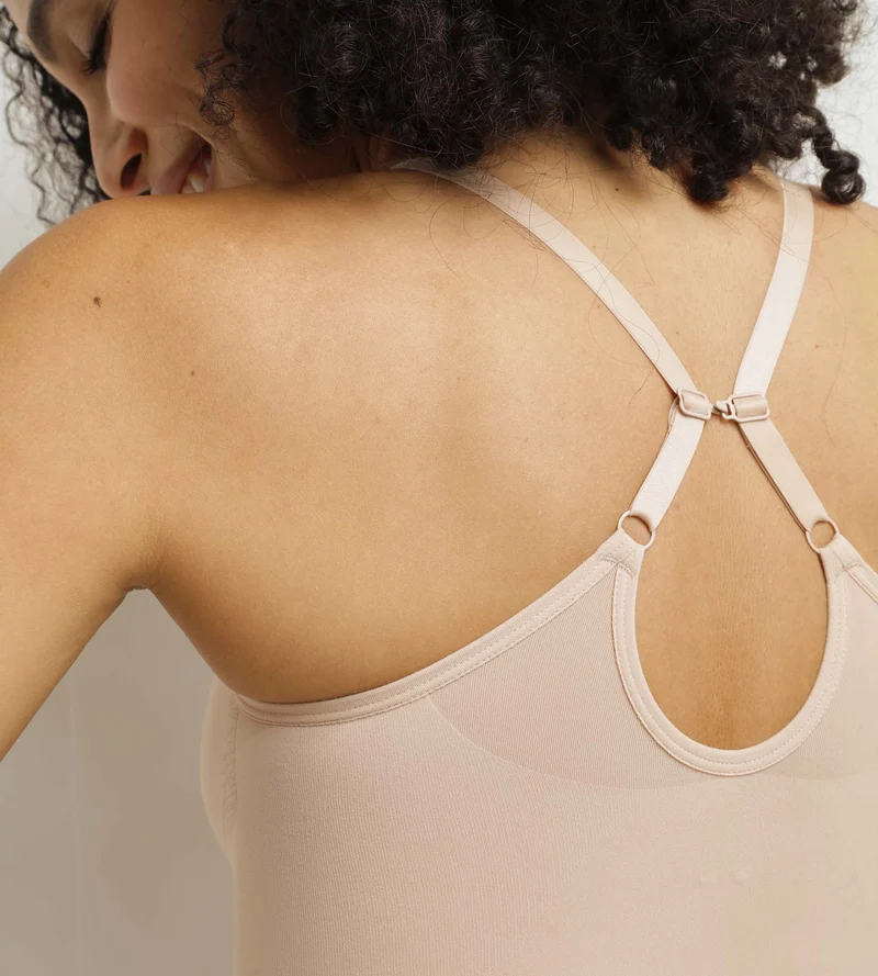Unsichtbarer, formender Damenbody Nude Dim Silhouette
