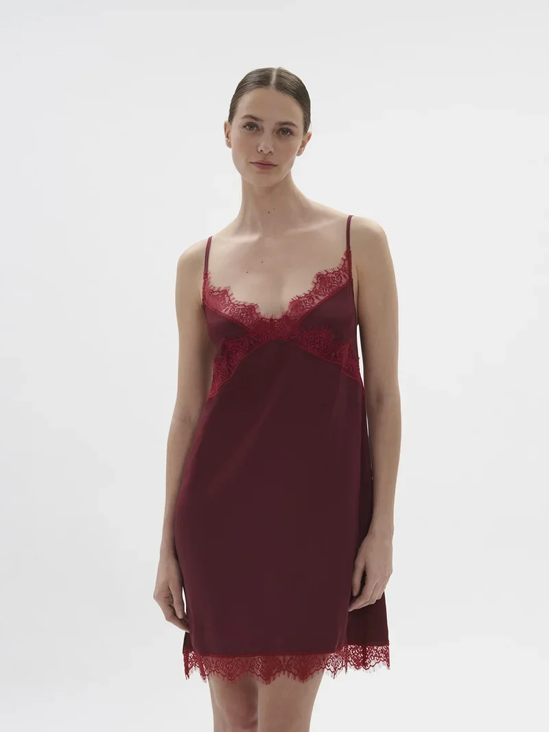 Simone Perele – Satin Secrets Kurzes Nachthemd Spinellrot