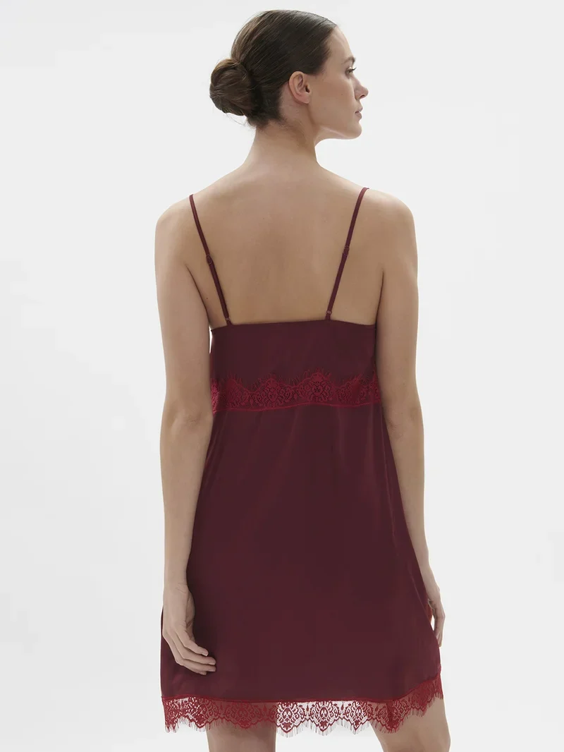 Simone Perele – Satin Secrets Kurzes Nachthemd Spinellrot