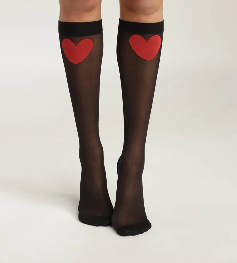 Schwarze Kniestrümpfe aus transparentem Voile mit rotem Herzmuster- DIM Style
