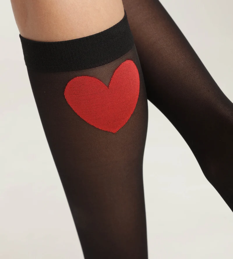 Schwarze Kniestrümpfe aus transparentem Voile mit rotem Herzmuster- DIM Style