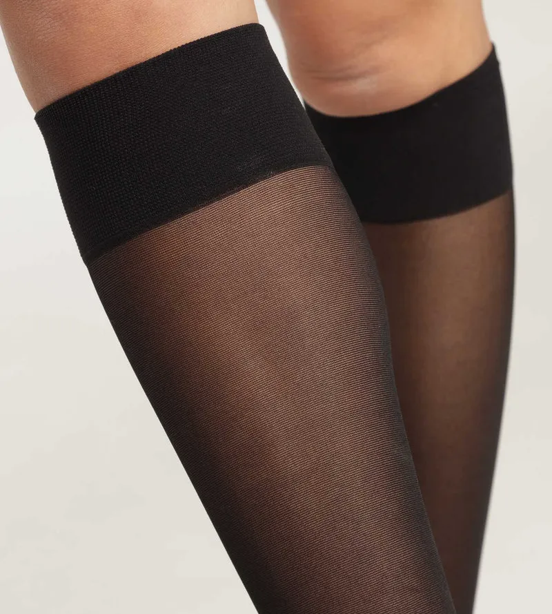 Schwarze Kniestrümpfe aus transparentem Voile mit Kontrastlinie- DIM Style