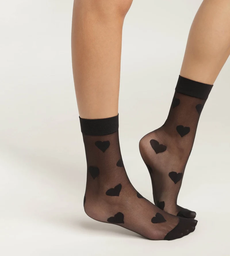 Schwarze Söckchen aus transparentem Schleier mit Herzmotiven- DIM Style