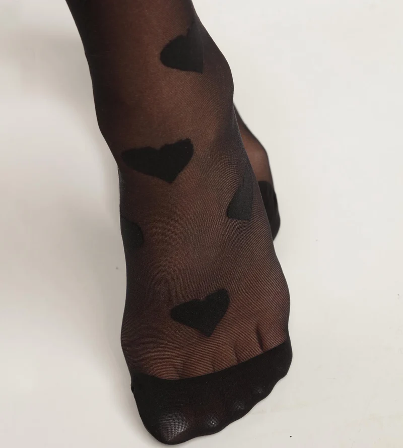 Schwarze Söckchen aus transparentem Schleier mit Herzmotiven- DIM Style