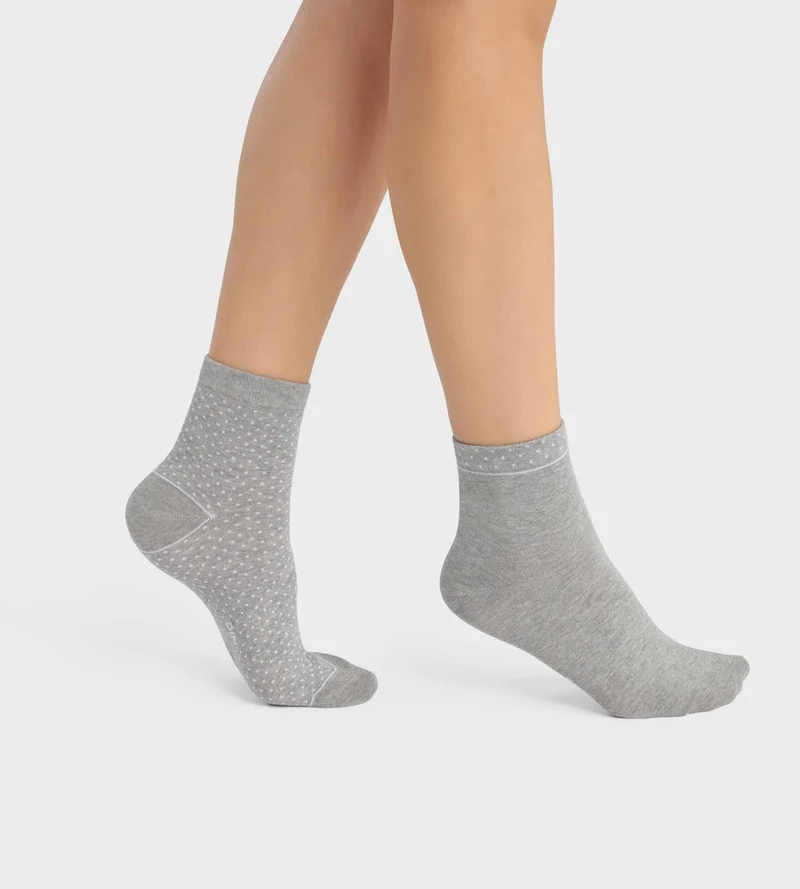 2er-Pack hellgraue gepunktete Damensocken aus Bio-Baumwolle - DIM Good