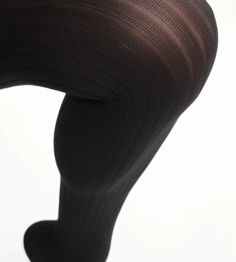 Halbblickdichte, flache, gerippte Strumpfhose für Damen im Black Dim Style