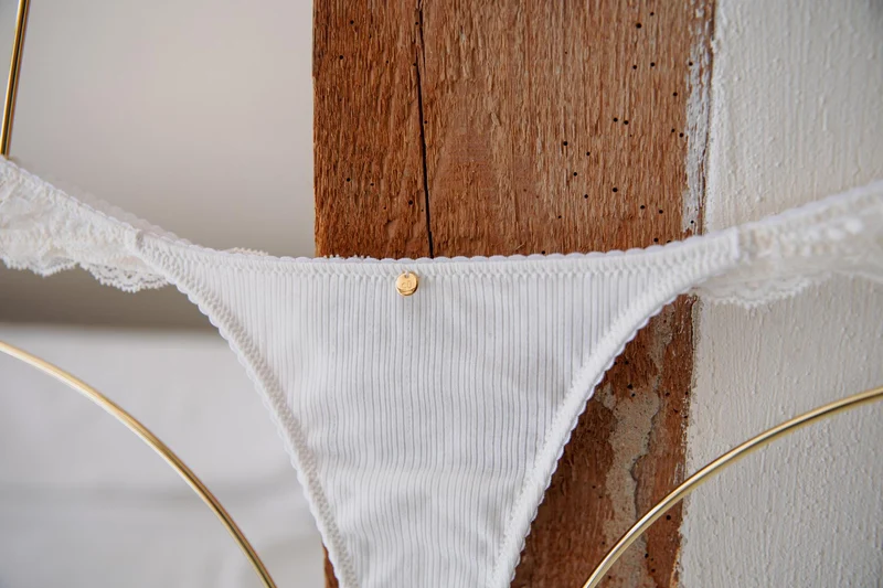 Spitzen-String Malika in whisper white