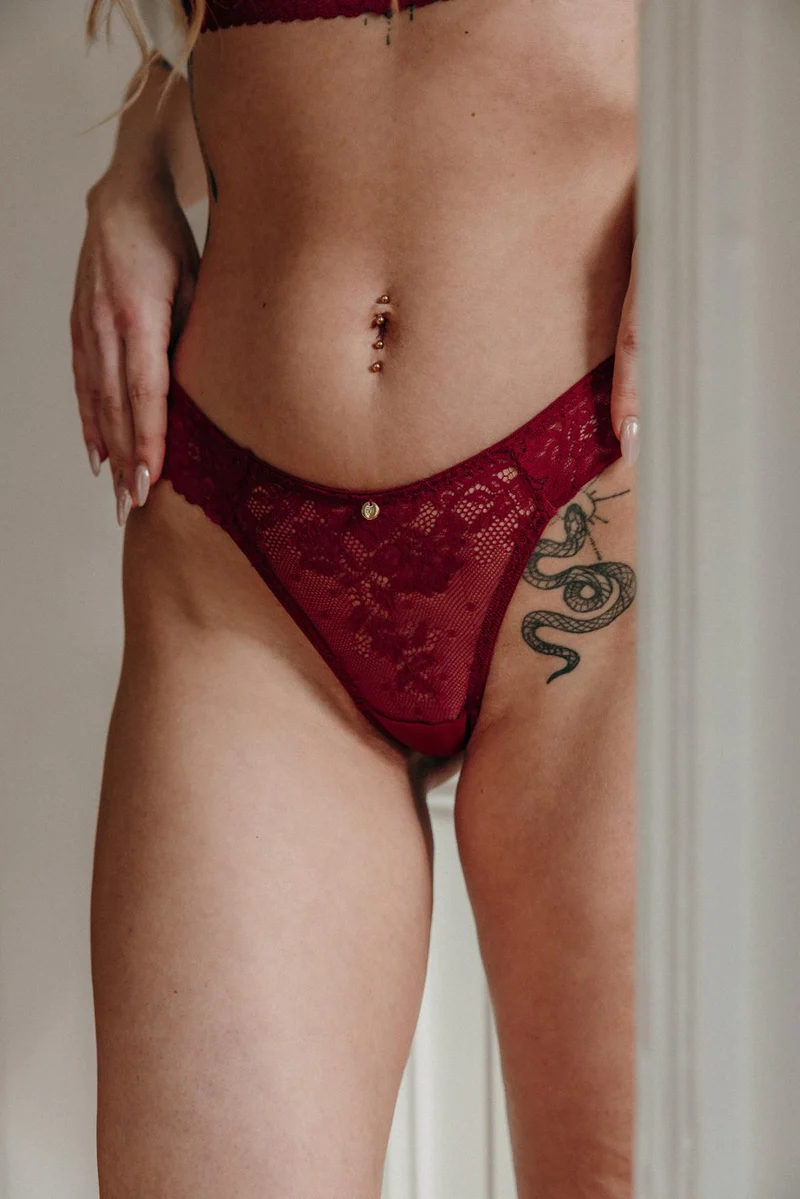 Spitzen-String Juliette in burgundy red