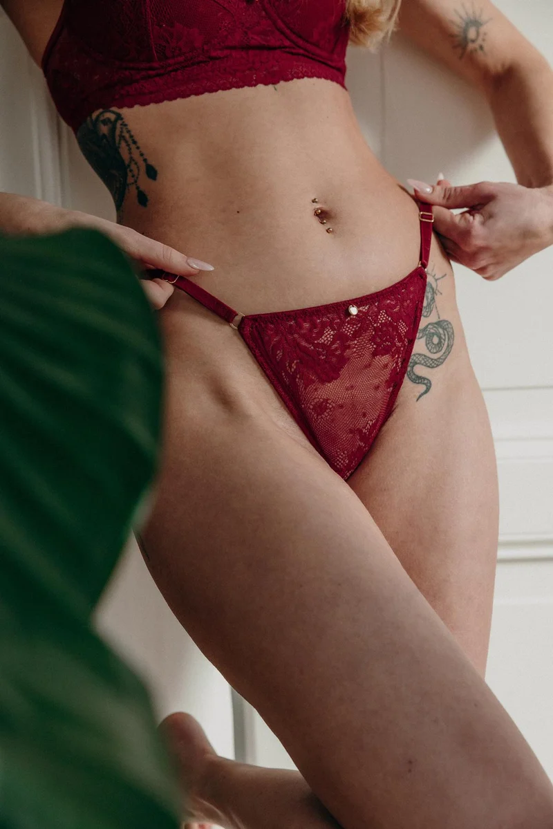 Spitzen-String Juna in burgundy red