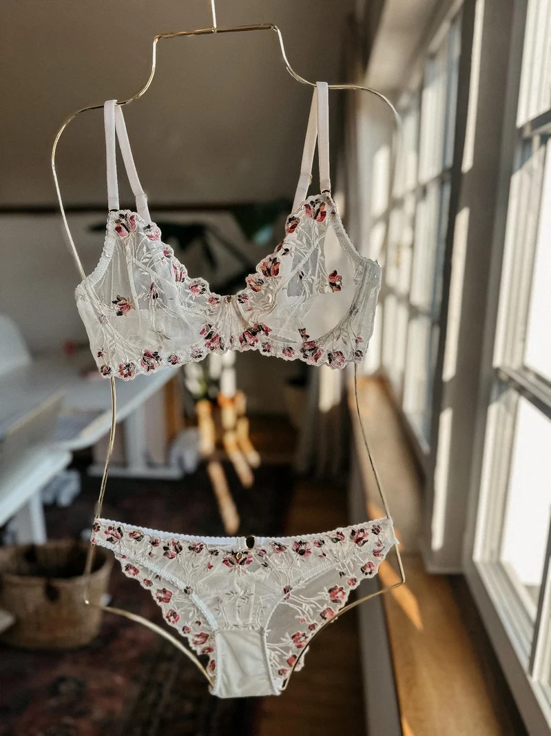 Slip Fleure mit Blütenstickerei in whisper white